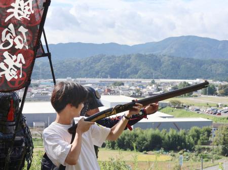 　「大関ケ原祭２０２３」が開かれ、火縄銃を構える参加者＝１５日午前、岐阜県関ケ原町