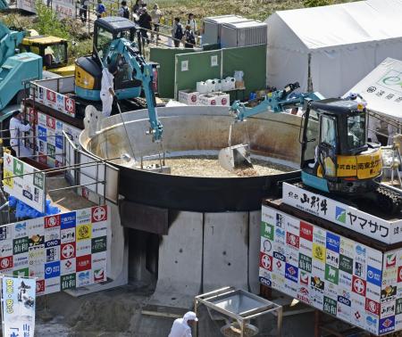 　山形市の馬見ケ崎川河川敷で開かれた「日本一の芋煮会フェスティバル」＝１７日午前