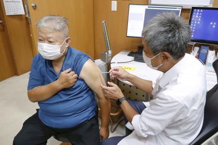 　クリニックで新型コロナの改良型ワクチンを接種する男性＝２０日午前、東京都港区