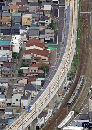 　福井市内を走行する北陸新幹線の営業用車両「Ｗ７系」＝２６日午前６時４分（共同通信社機から）