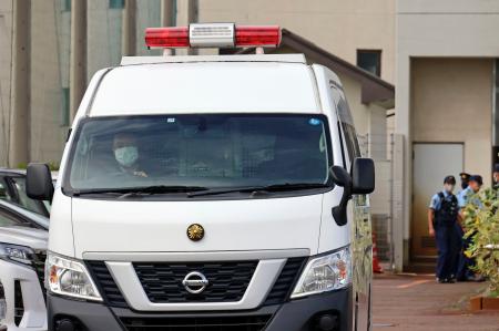 　送検のため新潟県警長岡署を出る男子高校生を乗せた車両。商業施設の殺人未遂疑いで現行犯逮捕された＝２６日午後