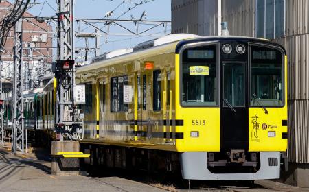 　プロ野球阪神のリーグ優勝を記念して運行される阪神電鉄の特別仕様車両「タイガース号」＝２９日午前、兵庫県尼崎市