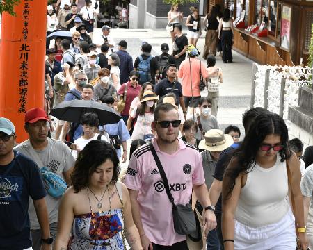 　観光客らでにぎわう京都・伏見稲荷大社＝７月３１