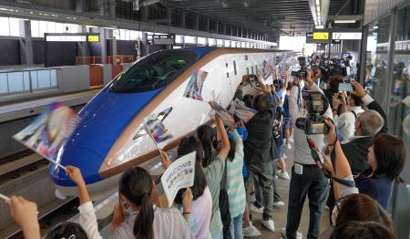 　沿線住民らの歓迎を受け小松駅の北陸新幹線ホームに到着した、走行試験中の営業用車両「Ｗ７系」＝１日午前、石川県小松市