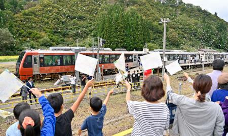 　ＪＲ只見線の全線開通１周年を記念した観光列車「海里」を出迎える人たち＝１日午後、福島県只見町の只見駅