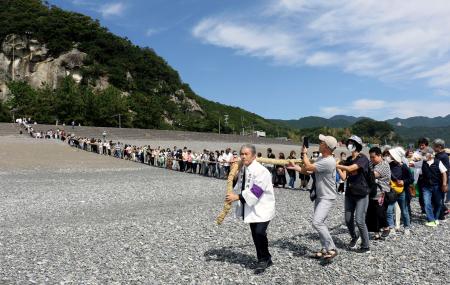 　三重県熊野市の花窟神社で営まれた「お綱かけ神事」＝２日午前