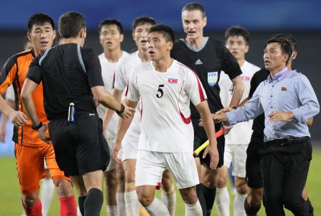 　杭州アジア大会サッカー男子準々決勝で日本に敗れた後、審判に詰め寄る北朝鮮のキム・ギョンソク（５）＝１日、中国・杭州（共同）