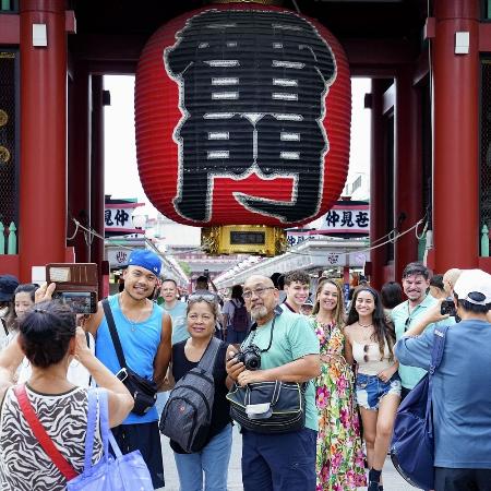 　外国人観光客らでにぎわう東京・浅草寺の雷門前＝７月