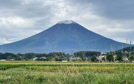 　初冠雪した富士山＝５日午前、山梨県富士吉田市（同市提供）