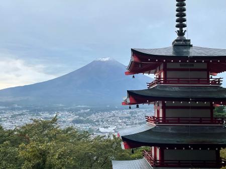 　初冠雪した富士山＝５日午前、山梨県富士吉田市（同市提供）