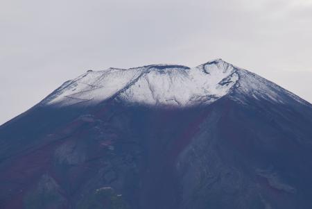 　初冠雪した富士山＝５日午前、山梨県富士吉田市