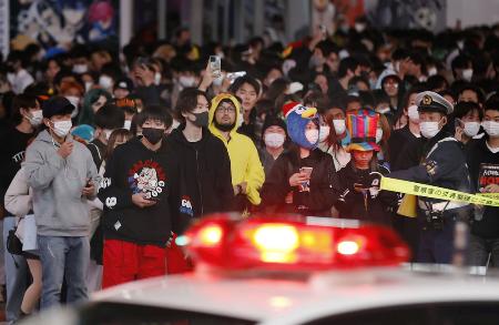 　昨年１０月３１日、ハロウィーン当日を迎え、渋谷のスクランブル交差点を歩く仮装姿の人たちと警備に当たる警察官