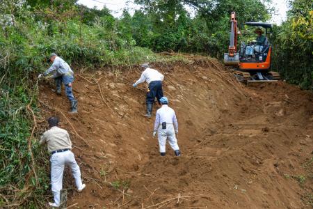 　巨大五輪塔までの進入路を整備する地元住民ら＝５日、奈良県宇陀市