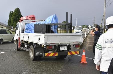 　捕獲されたクマを移送するトラック＝５日午前、秋田県美郷町