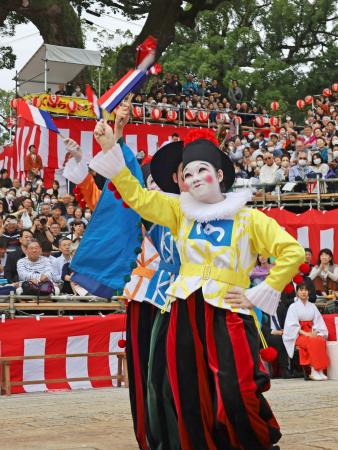 　秋の大祭「長崎くんち」で奉納された栄町の「阿蘭陀万歳」＝７日午前、長崎市