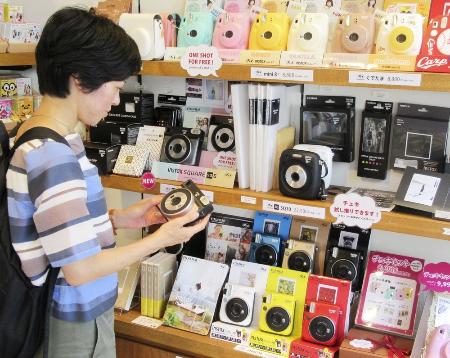 　富士フイルムのインスタントカメラ「チェキ」シリーズの売り場＝２０１８年、東京都渋谷区