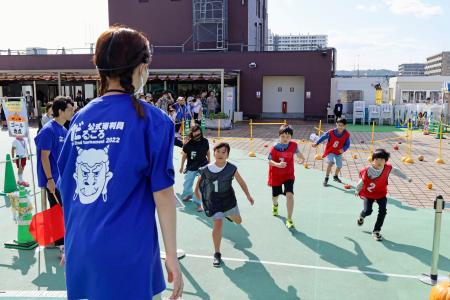 　群馬県高崎市で開かれた「全国だるまさんがころんだ選手権大会」＝７日