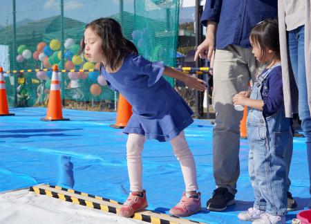 　山梨県甲州市で開かれた「ぶどうの皮飛ばし世界大会」＝７日