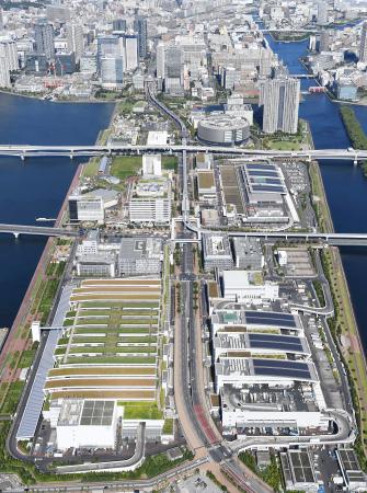 　１１日で開場から５年を迎える豊洲市場（手前）＝東京都江東区（共同通信社ヘリから）