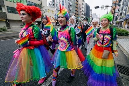 　ＬＧＢＴなど性的少数者への理解を広めるイベントで、大阪市内をパレードする人たち＝８日午後