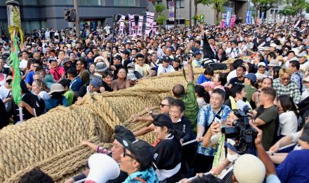 　那覇市中心部の国道５８号で行われた沖縄県の伝統行事「那覇大綱挽」＝８日午後