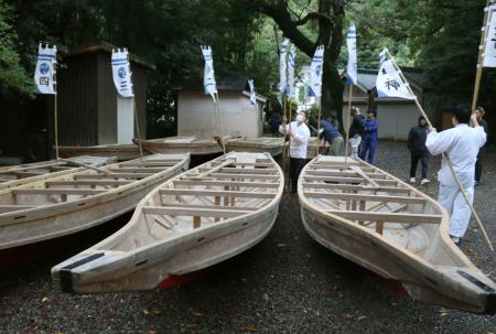 　「御船祭」を前に、熊野速玉大社の倉庫から出された木造船＝９日、和歌山県新宮市