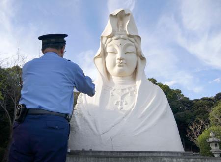 　神奈川県警大船署の野沢茂署長から一日署長の任命を受ける大船観音＝１１日午後、神奈川県鎌倉市