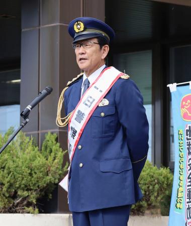 　北海道警栗山署で一日署長に就任し、あいさつする栗山英樹さん＝１２日午前