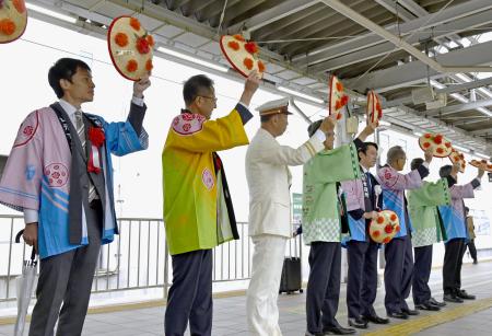 　発車メロディーが変更されたＪＲ山形駅のホームで新幹線を見送る関係者＝１５日午後