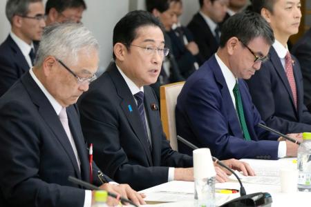 　規制改革推進会議であいさつする岸田首相（左から２人目）＝１６日午後、首相官邸