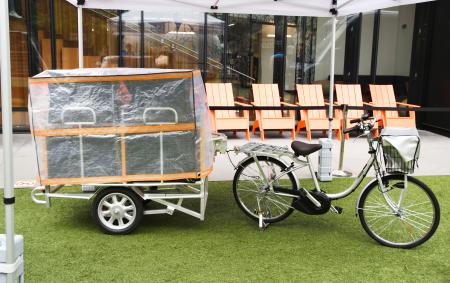 　米アマゾン・コムが公開した配送用の電動アシスト自転車＝１７日、米ワシントン州シアトル（共同）
