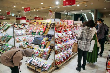 　お歳暮の受け付けが始まった、あべのハルカスに入る近鉄百貨店本店の売り場＝１８日午前、大阪市