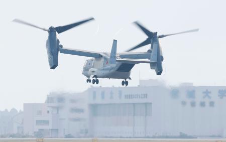 　熊本空港を離陸する陸上自衛隊の輸送機Ｖ２２オスプレイ＝１９日午前