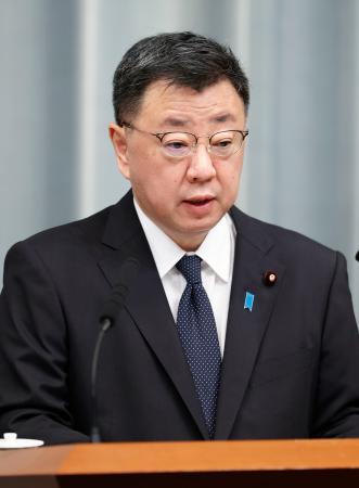 　記者会見する松野官房長官＝２０日午前、首相官邸