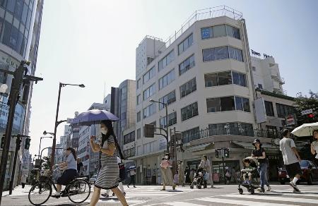 　９月２８日、猛暑日となった静岡市の交差点で日傘を差して歩く女性ら