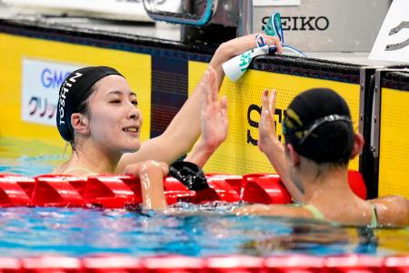 　女子２００メートル個人メドレー決勝　２分７秒２８で優勝した大橋悠依（左）＝東京アクアティクスセンター