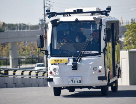 　運転手が席に座らず、自動運転を実証する小型のＥＶバス＝２４日午前、愛知県長久手市