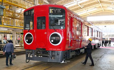 　報道陣に公開された、ＪＲ九州の検測車「ビッグアイ」＝１９日、北九州市の小倉総合車両センター