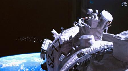 　北京の宇宙飛行管制センターのモニターに映し出された、宇宙ステーション「天宮」とのドッキングに成功した「神舟１７号」＝２６日（新華社＝共同）