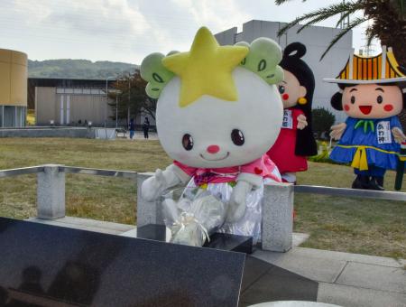 　「北淡震災記念公園」の慰霊碑に献花する岩手県陸前高田市のゆるキャラ「たかたのゆめちゃん」（手前）＝２７日午前、兵庫県淡路市