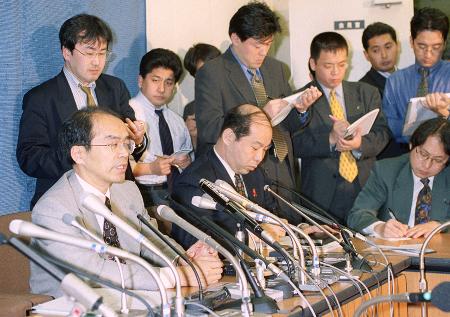 　１９９９年２月、臓器移植法に基づく第１例目の脳死判定について記者会見する厚生省臓器移植対策室長（当時・左）＝厚生省