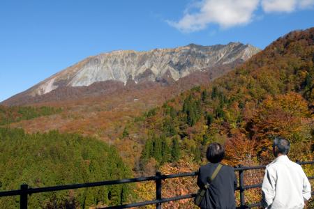 　鳥取県の大山一帯で見頃を迎えた紅葉＝３１日午前