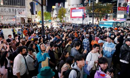 　ハロウィーン当日を迎え、多くの人たちで混雑する東京・ＪＲ渋谷駅前＝３１日夜