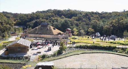 　ジブリパークにオープンした新エリア「もののけの里」＝１日午前、愛知県長久手市