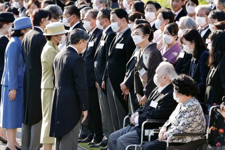 　秋の園遊会で、シンガー・ソングライターの松任谷由実さん（前列右から３人目）らと話される天皇、皇后両陛下＝２日午後、東京・元赤坂の赤坂御苑