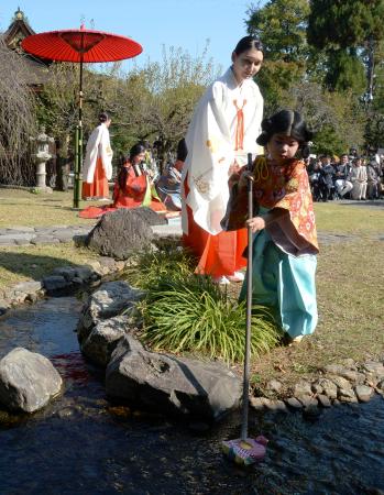 　京都・北野天満宮で開かれた平安貴族の歌遊びを再現した「曲水の宴」＝３日午後