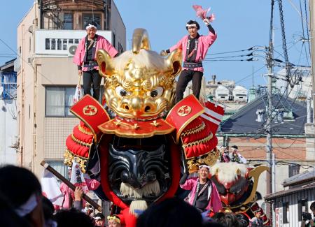 　「唐津くんち」で市街地を巡行する曳山＝３日午前、佐賀県唐津市