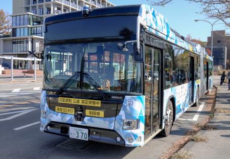 　実証実験が行われるＪＲ西日本のＢＲＴ車両＝７日午前、広島県東広島市