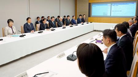 　首相官邸で開かれた新たな感染症危機に備えた政府対策本部の開催訓練。奥左から３人目は岸田首相＝７日午前