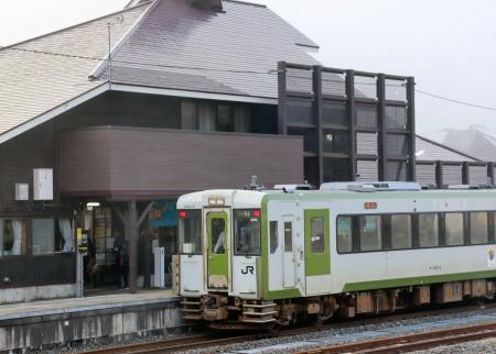 　ほっとゆだ駅に到着したＪＲ北上線車両＝９日午前、岩手県西和賀町